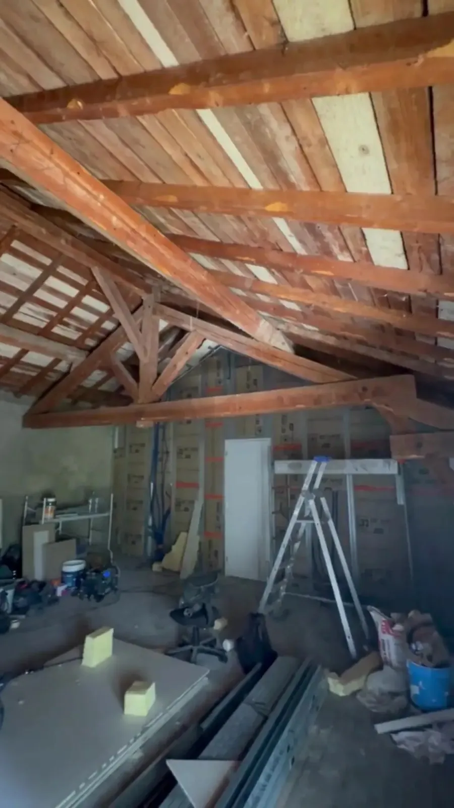 Combles avant travaux, charpente apparente et chantier