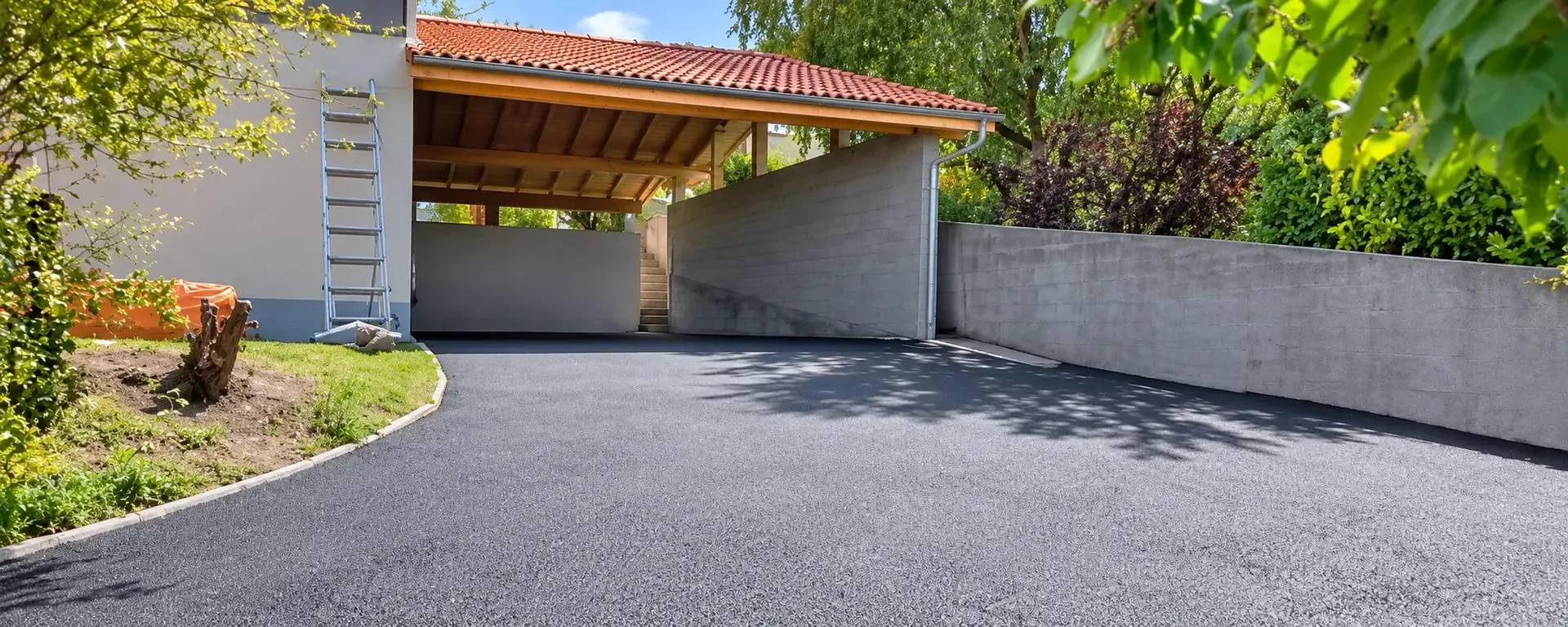 Allée en enrobé et carport réalisés par une entreprise de maçonnerie à Pont-du-Château
