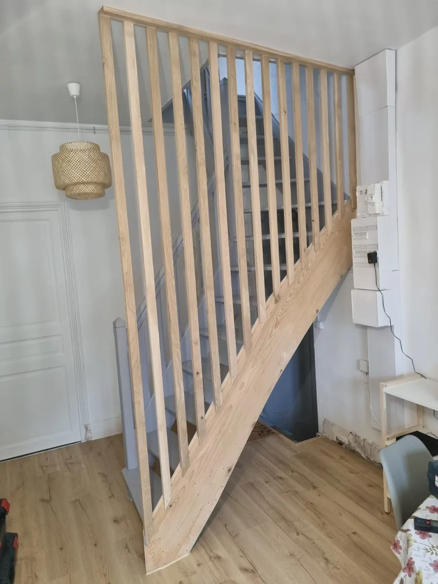 Claustra en lames de bois le long d’un escalier