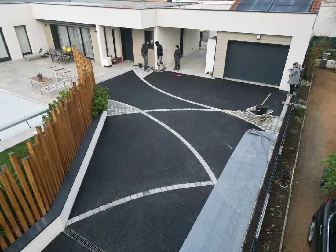Allée en enrobé avec bordures arrondies réalisée près de Clermont-Ferrand