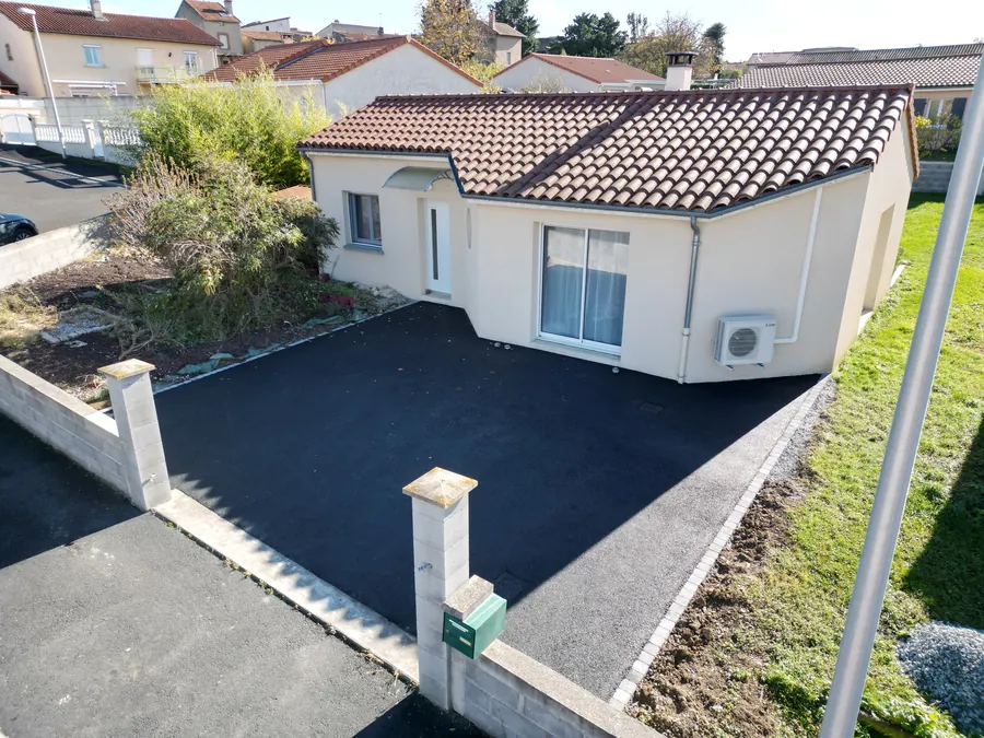 Entrée de maison en enrobé noir avec bordures