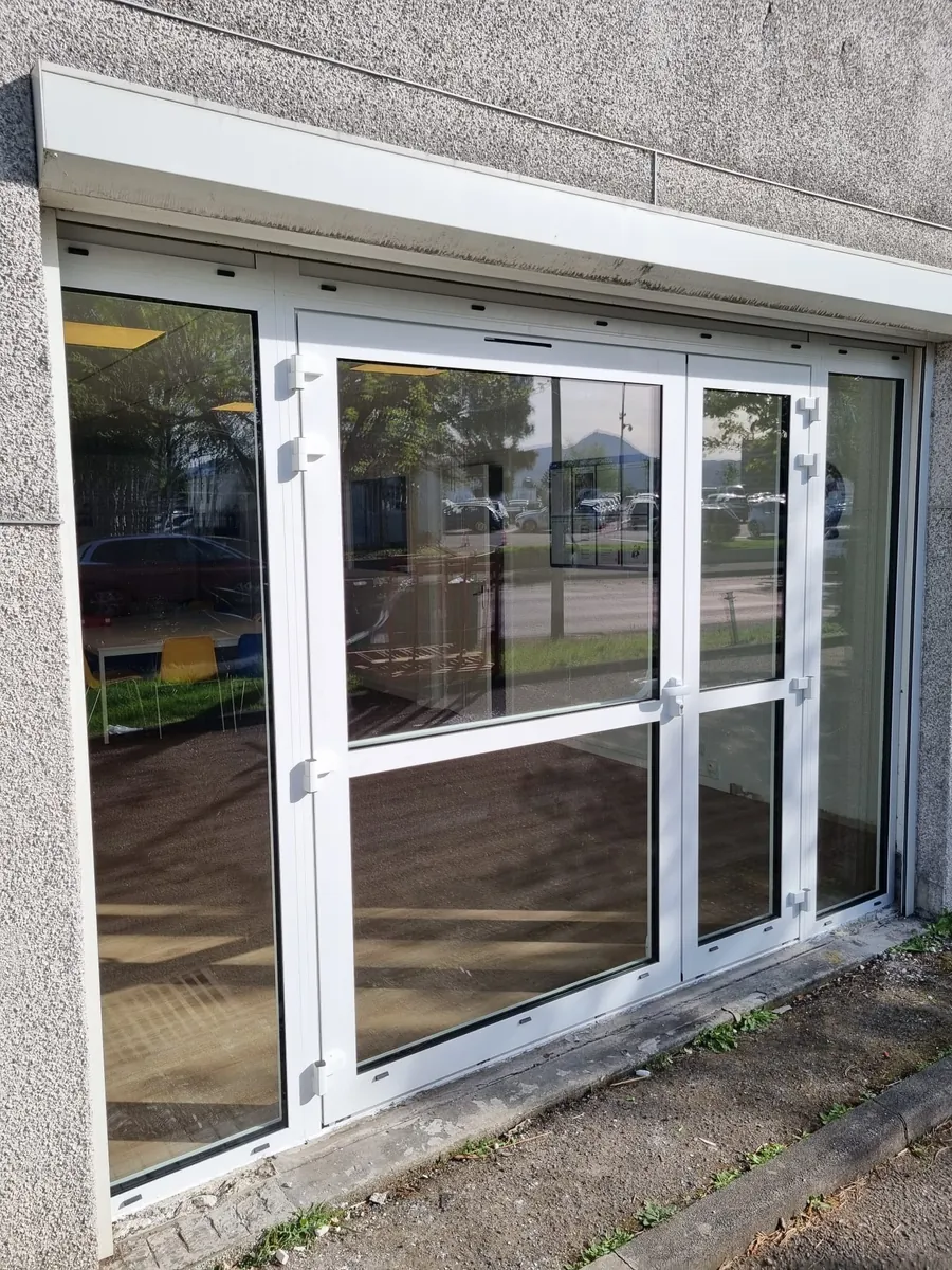 Ensemble vitré avec châssis fixe et porte d’issue de secours
