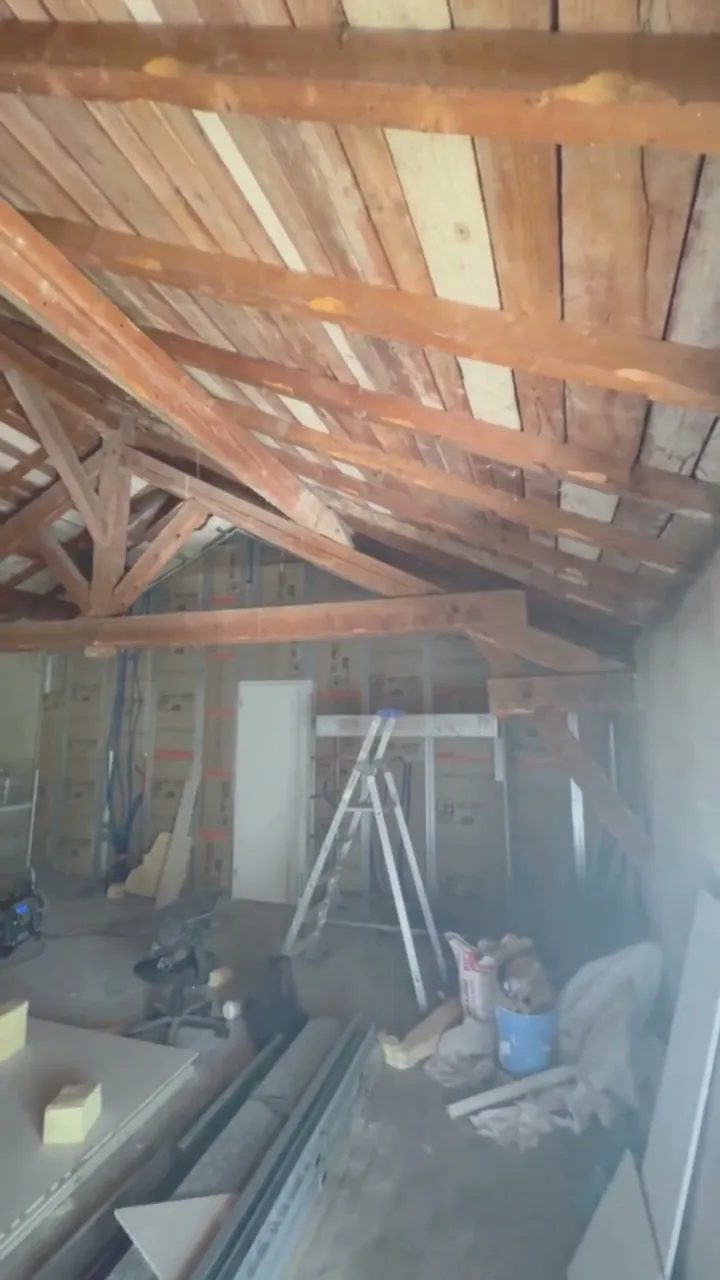 Combles en cours d’aménagement, charpente apparente