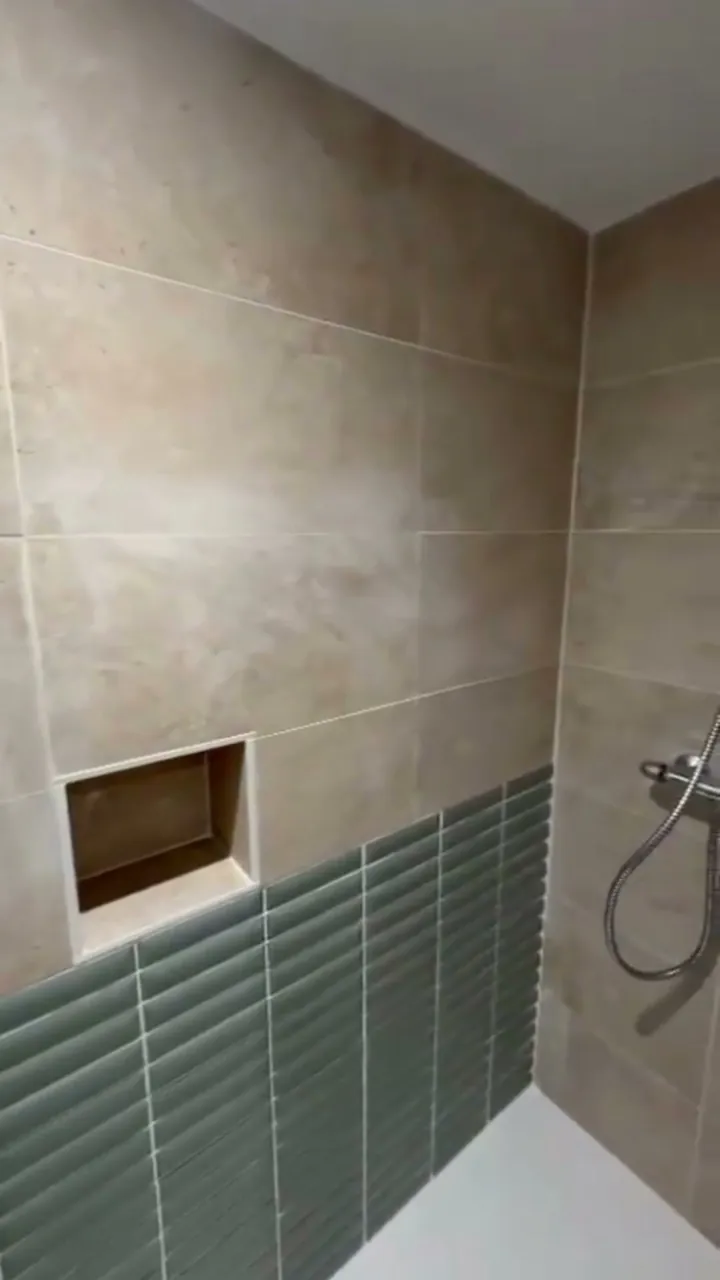 Salle de bains en cours de création, faïence verte