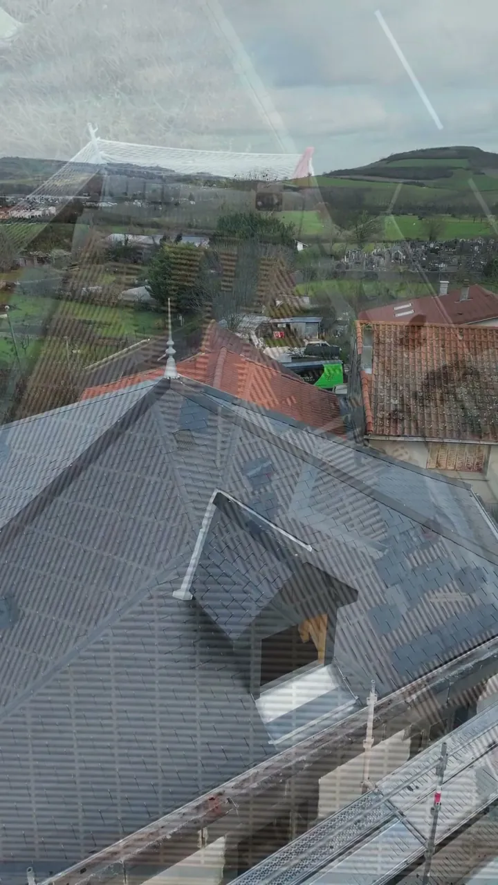 Toiture en ardoise avec lucarne en cours de rénovation