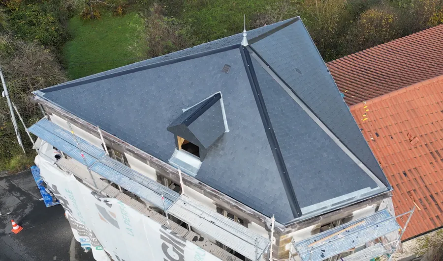 Vue aérienne d’une couverture en ardoise avec lucarne