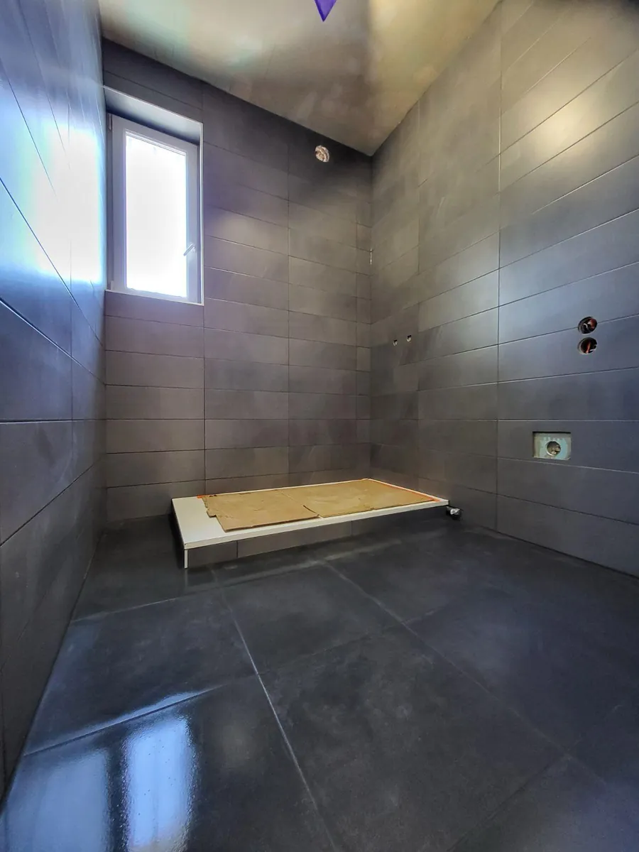 Douche habillée de carrelage gris anthracite