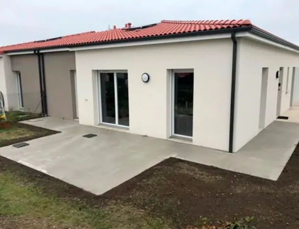 Dalle béton de terrasse devant une maison de plain-pied